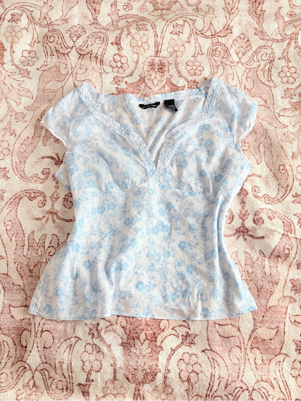 New York & Company Light Blue Floral V-Neck Blouse